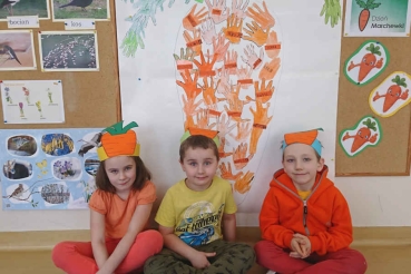 Dzieci w strojach w kolorze marchewkowym